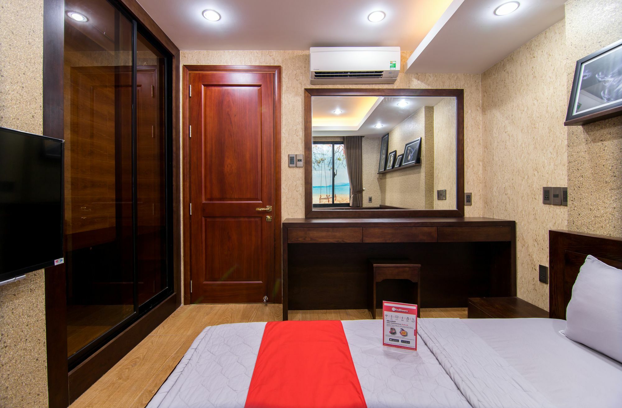 Reddoorz Plus @ Nguyen Trai Street Thành Pho Ho Chí Minh Esterno foto